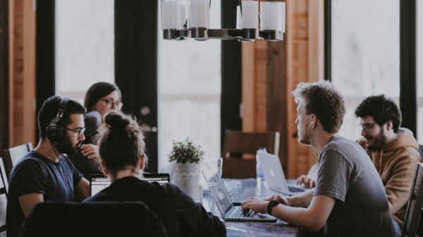 Come relazionarsi con un collega negativo